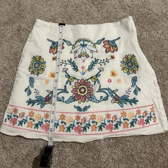 Blu Pepper White Flower Embroidered Mini Skirt with Liner | Size Medium - Picture 1 of 5